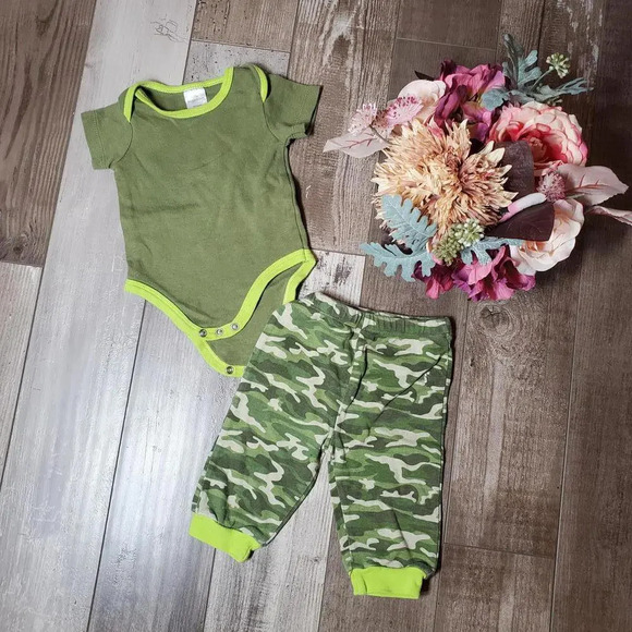 Little Begginings Baby Boy Green Camo Outfit Size 3-6M - Picture 1 of 6